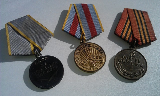 Ветеран принес свои медали в музей