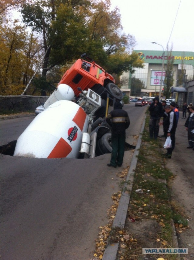 КамАЗ засосало в дорогу!