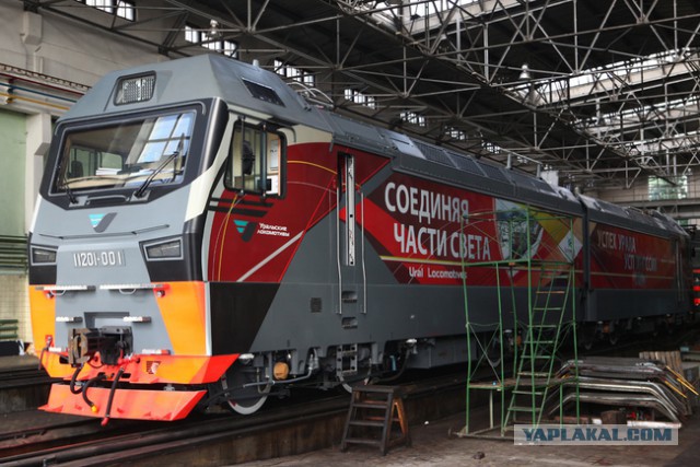 "Морда» нового локомотива 2ЭС7. Ассоциации