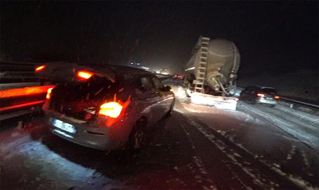 Почему даже небольшой снежок в Европе - это страшное бедствие или как я застрял ночью на шоссе