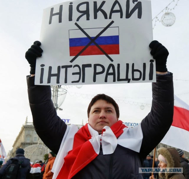 Двое ОМОНовцев пакуют 15-ти летнего парня.