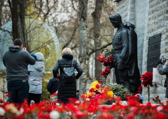 Латвийская молодежь ночью выложила ковер из цветов около памятника освободителям Риги