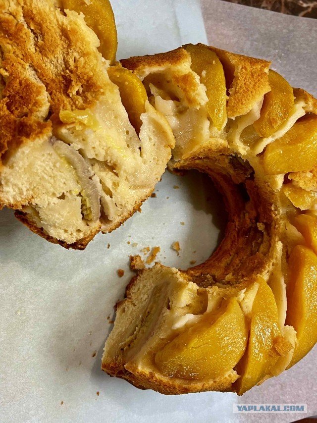 Быстро-вкусно: пирог на сметане с персиками