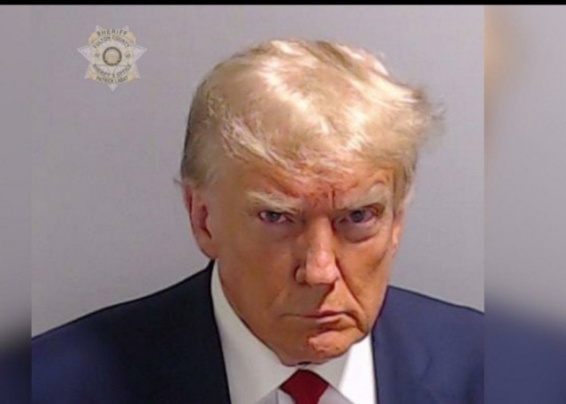 Трамп прибыл в тюрьму округа Фултон для того, чтобы сдаться властям и пройти через формальную процедуру ареста по делу о вмешательстве в выборы