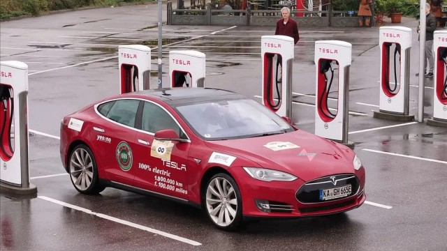Tesla Model S смогла проехать 1,9 млн километров, но при этом пришлось 13 раз заменить двигатель