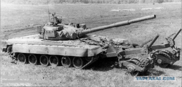 Т-72 с противоминным тралом.