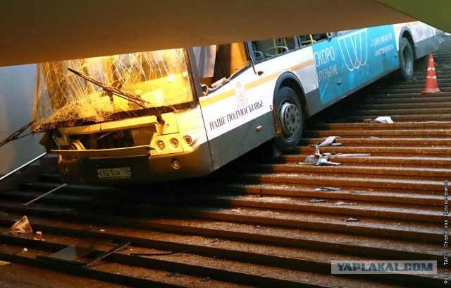 Газель влетела в подземный переход в Москве