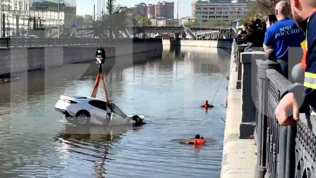 В Москве на Рубцовской набережной каршеринг пробил заграждение и упал в реку