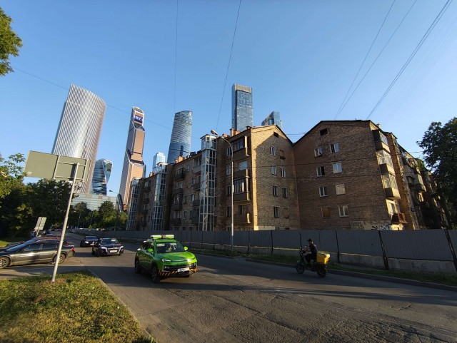 Шляюсь по Москве (городские джунгли, плоские дома и машинки)
