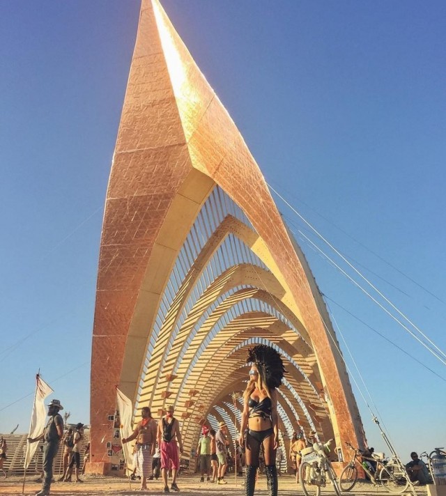 В пустыне Burning Man появилась гигантская сломанная Эйфелева башня