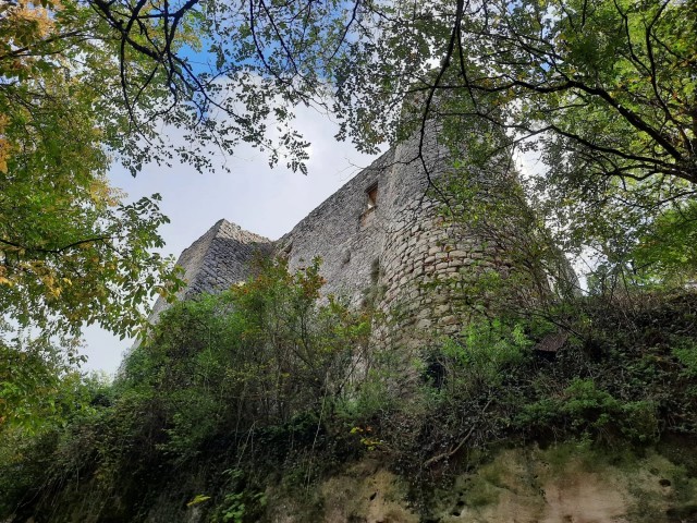 ? Во Франции продают настоящий замок XIII века за 95 тысяч евро. Но есть один нюанс…