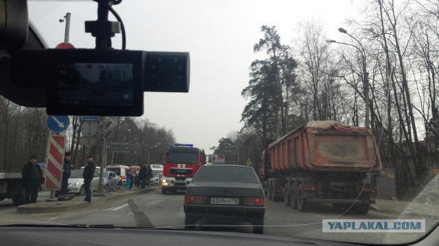Поехал на красный и подрезал самосвал.Массовое ДТП