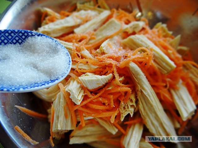 Спаржа с морковью по-корейски