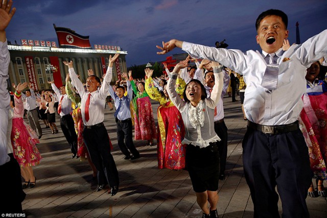 Безудержное веселье: как в Северной Корее отпраздновали съезд правящей партии
