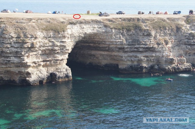 В Крыму автомобиль сорвался с обрыва и завис на скалах!