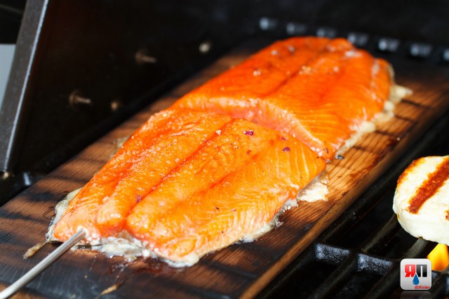 Летняя кухня. Нерка на кедре.