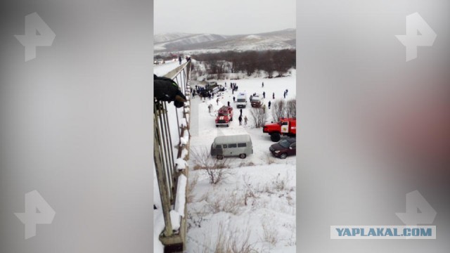 Автобус с пассажирами упал с моста в Забайкалье