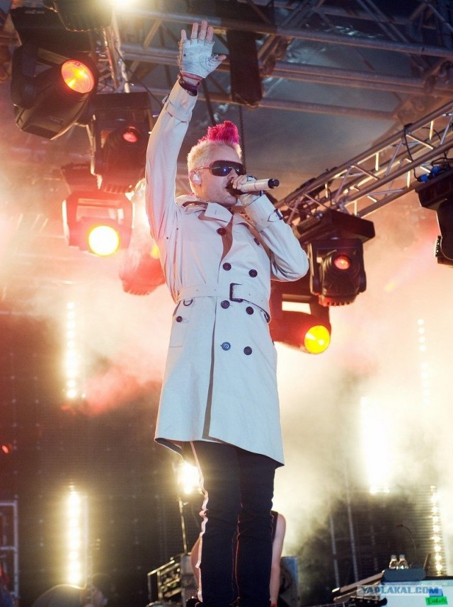 Зачем Медведев надел платье?!