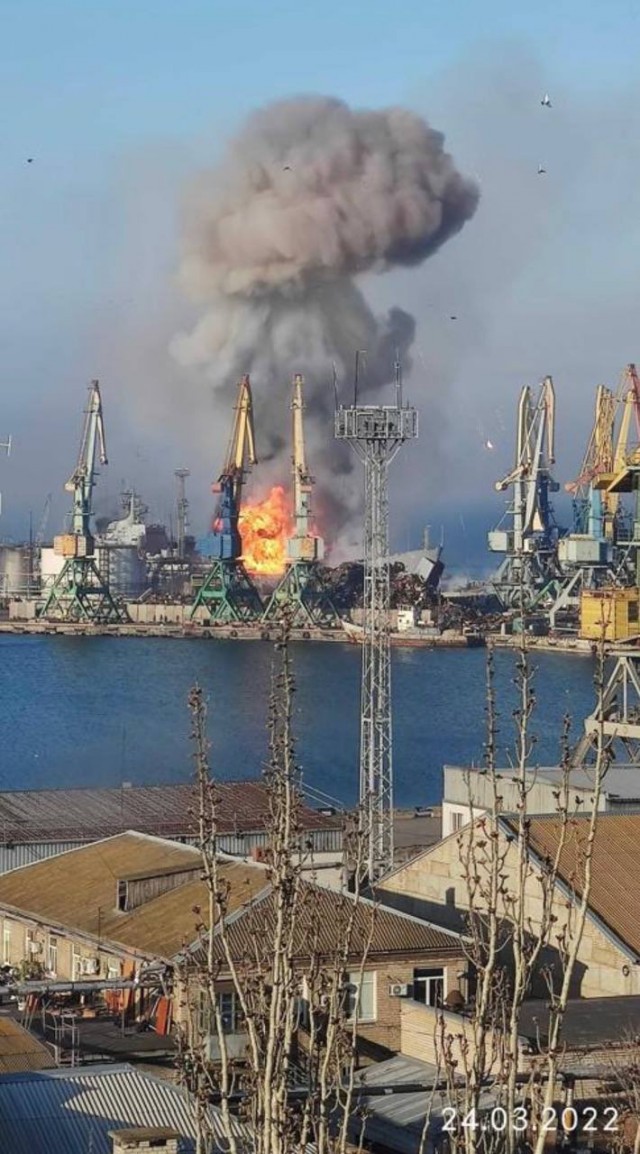 Взрывы в порту Бердянска