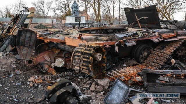 Кадры движения колонны российской бронетехники в 44 километрах от украинской столицы.