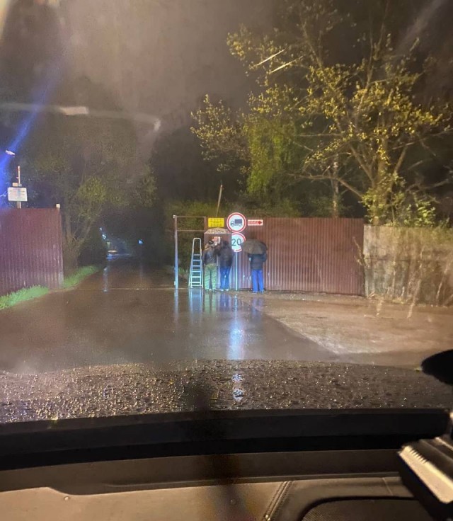 В Новой Москве скорая не смогла проехать к тонущему ребёнку из-за ворот, перекрывших дорогу.