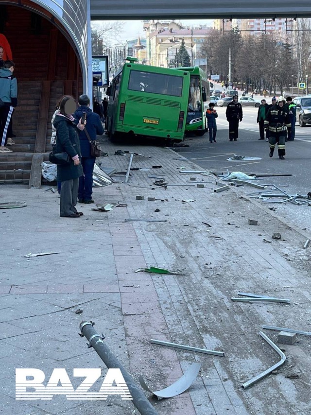 Автобус протаранил несколько машин и врезался в другой автобус в центре Курска