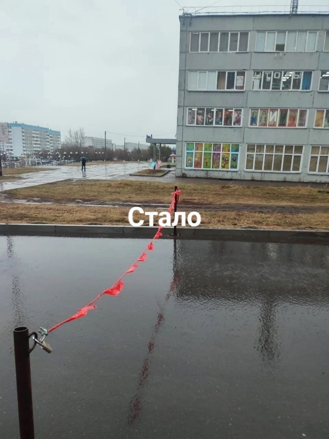 11-летняя девочка каталась на роликах у жилого дома и не заметила натянутый между столбами трос