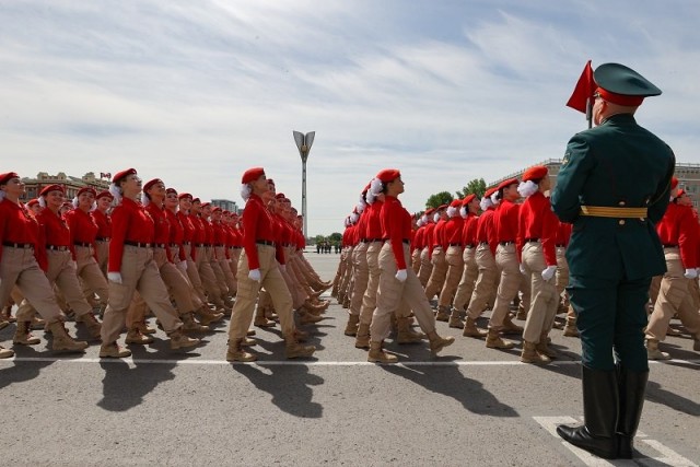 Родители иркутских кадетов пожаловались, что их заставляют покупать парадную форму за 13 тысяч рублей, хотя обещали её бесплатно.