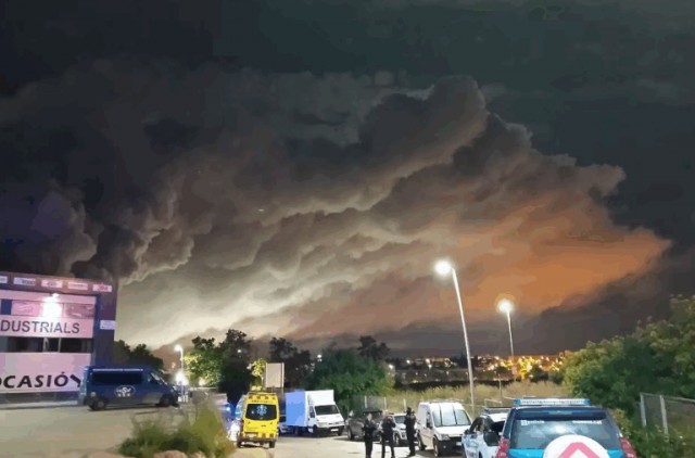 Сиреневый туман над нами проплывает