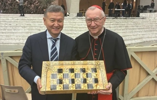 Папа Римский принял подарок из России