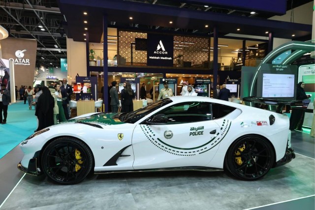 Ferrari 812 от Mansory пополнил автопарк полиции Дубая