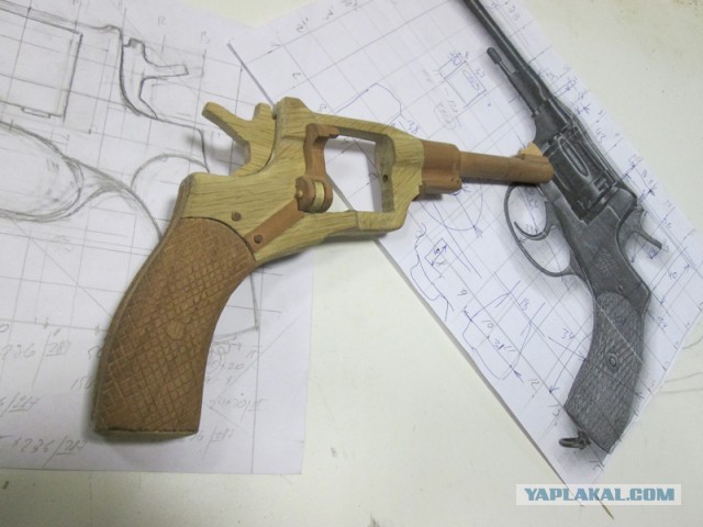 Сделал модель револьвера НАГАН из дерева