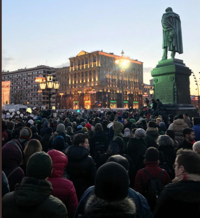 На Пушкинской площади началась стихийная акция памяти жертв пожара в Кемерово