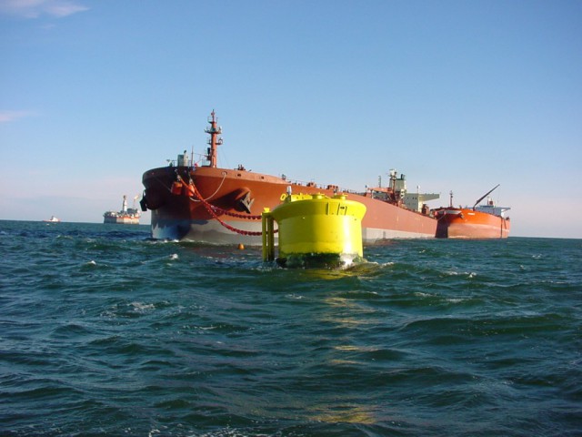 Погрузка танкера в море