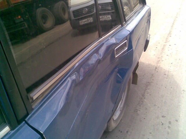 В Самаре водитель грузовика забыл опустить кузов и врезался в металлическую стойку указателей