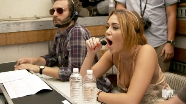 Фотожаба: Майли Сайрус дает интервью