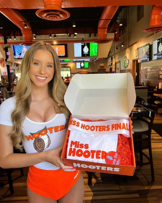 Сексуальные официантки Hooters