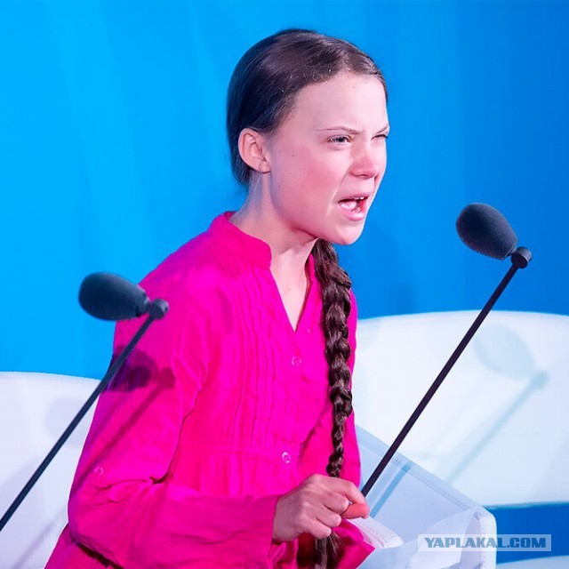 Нет газа, топим огромную печь соломой