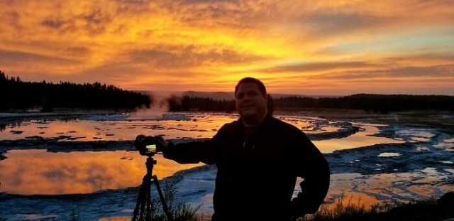 Пчелы, уснувшие в цветке: история одного фотоснимка
