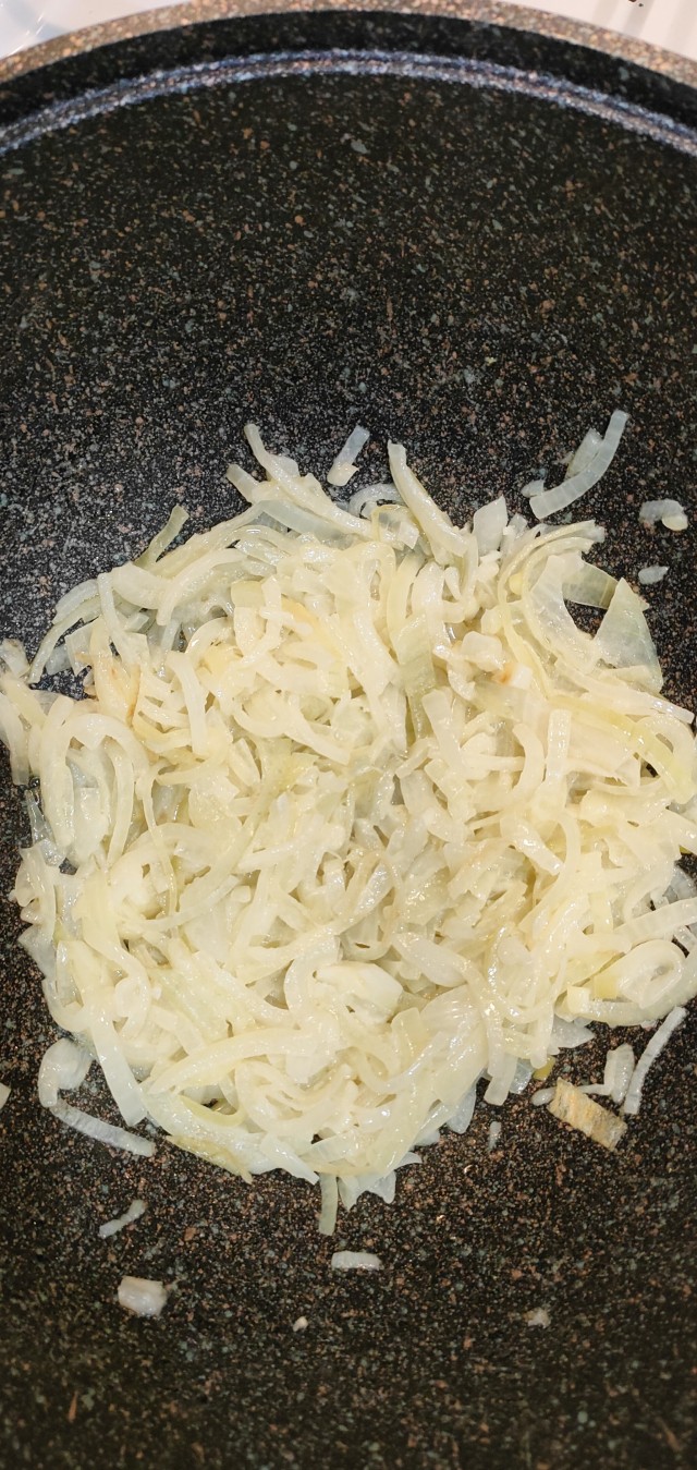 Говядина тушёная в сметанным соусе