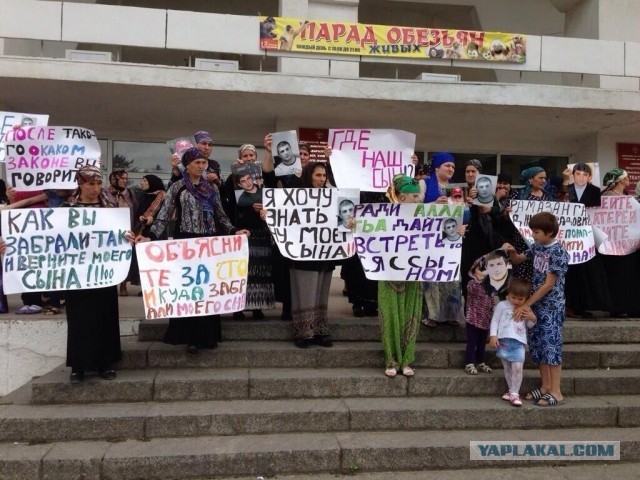 Дагестанцы избивают полицейского