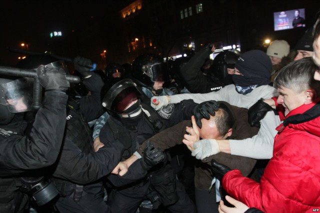 Прохожий помогает милиционеру
