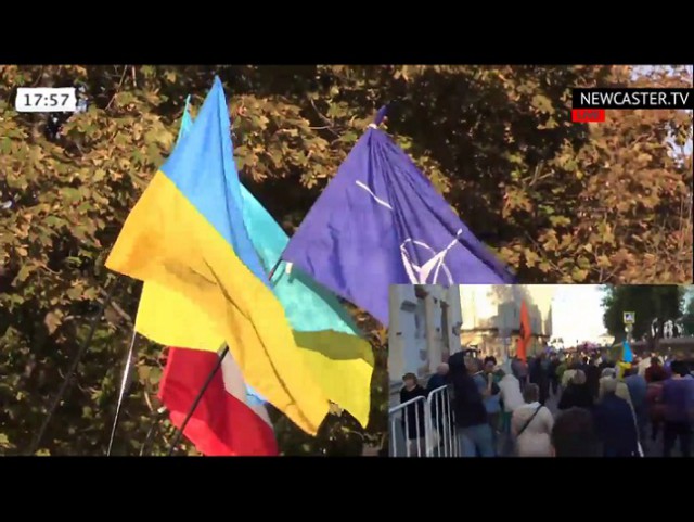 Москвичи встречают марш мира флагами ДНР И ЛНР