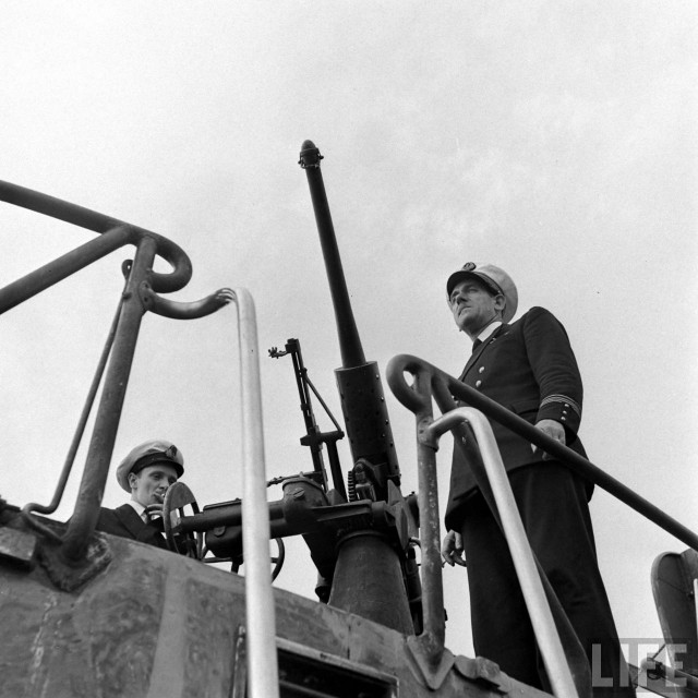 " Веселый Роджер" над субмариной