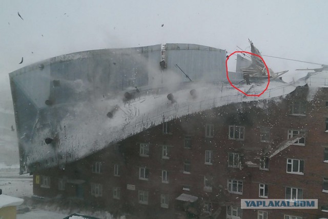 В Красноярском крае сильный ветер сорвал крышу с пятиэтажки