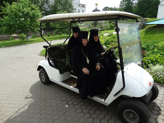 В Ярославле монахини приценились к авто за 2 млн рублей