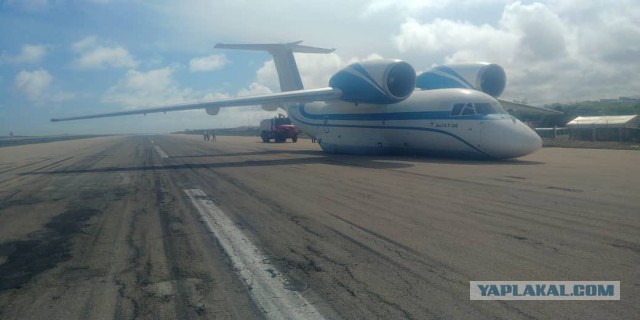 Самолет Ан-74Т-100 армянской авиакомпании "Mars Avia" совершил аварийную посадку с невыпущенным шасси