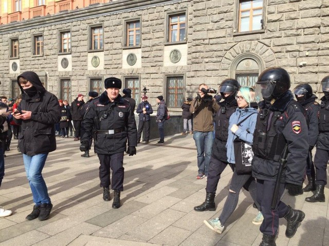 Прямо сейчас на Лубянке около здания ФСБ проходит акция против обнуления президентских сроков, полиция задерживает людей