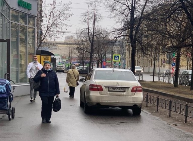 В Петербурге водитель «Мерседеса» пытался задушить женщину за просьбу не ездить по тротуару