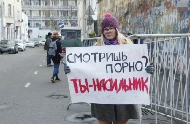 В Москве электросамокатчик влетел в "газель" и погиб